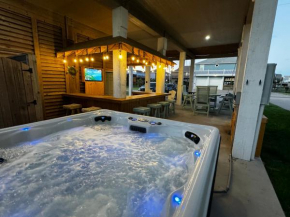 Hot Tub, Gas Grill, Tiki Bar w/TV, Dog Friendly
